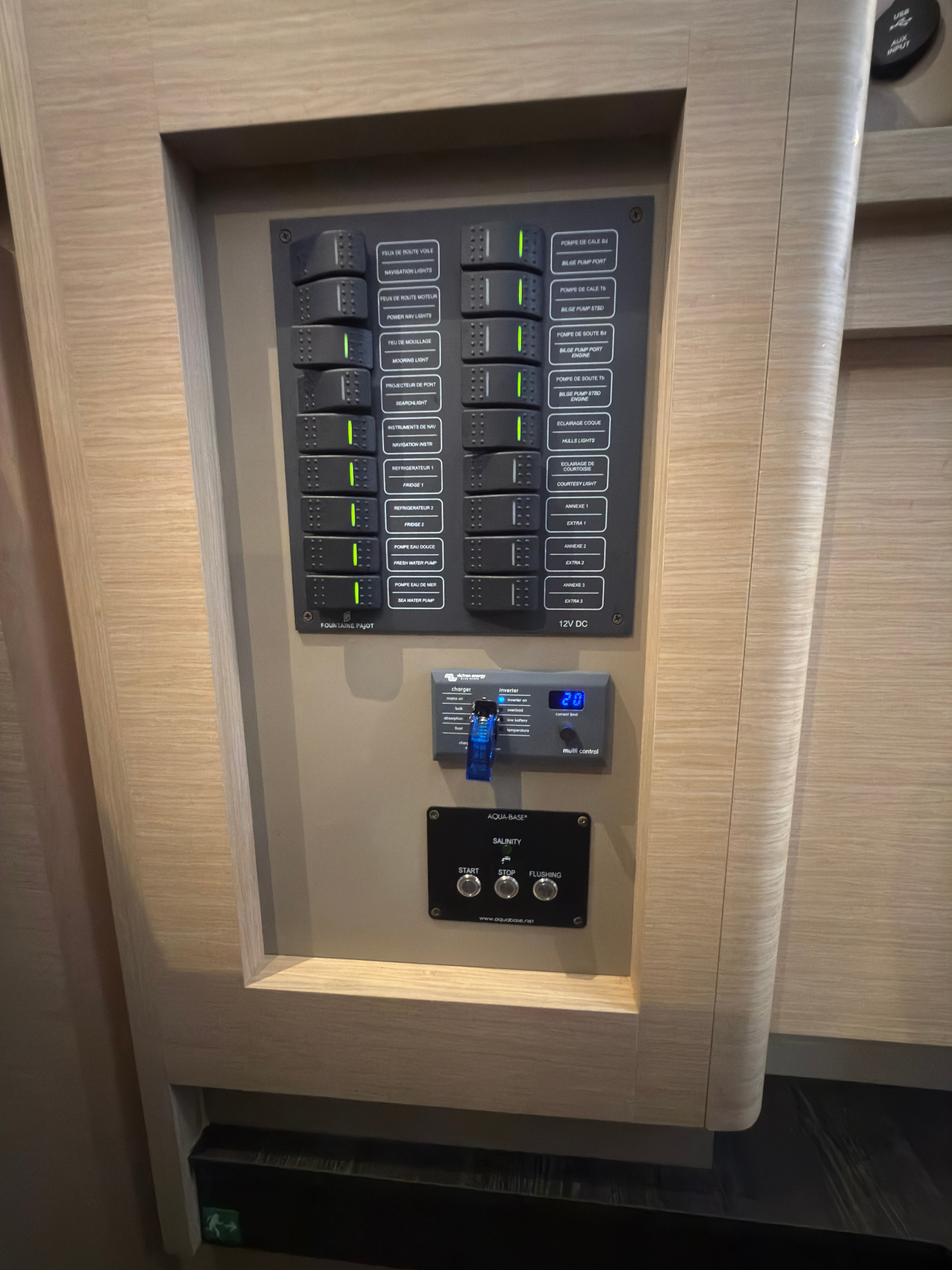 Painel elétrico com disjuntores e monitorização