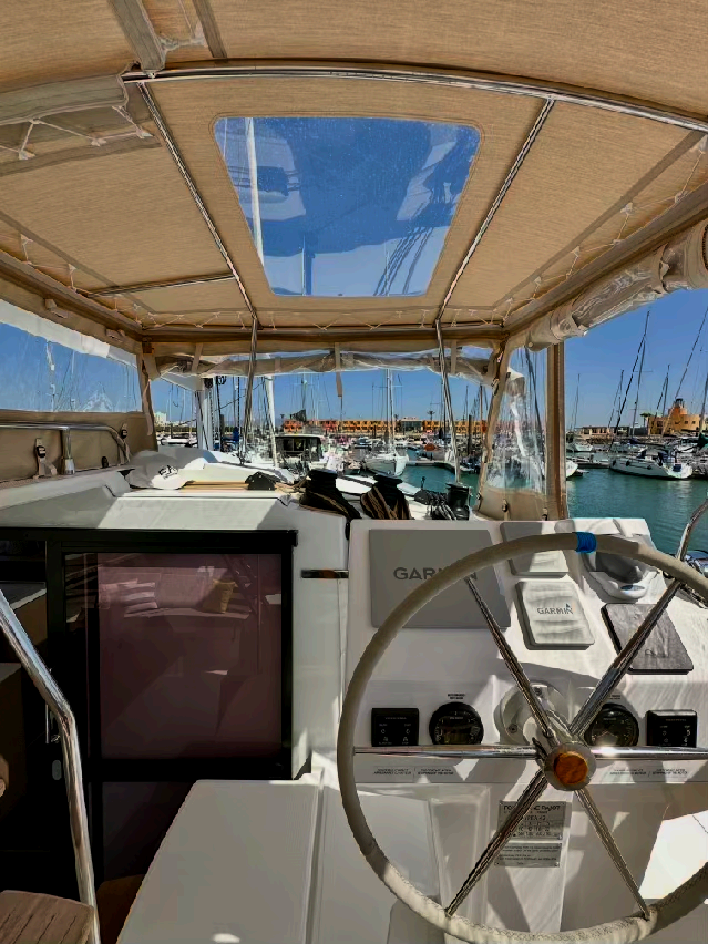 Posto de pilotagem com roda e Garmin