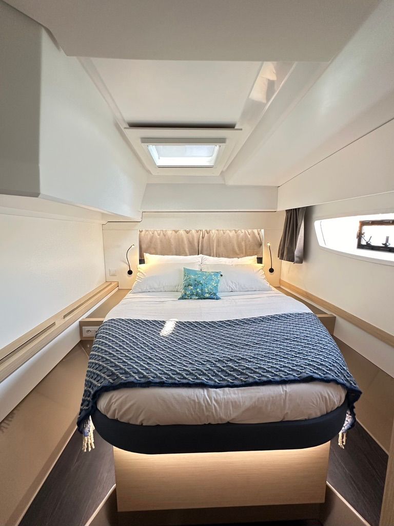 Cabine master com cama de casal e claraboia