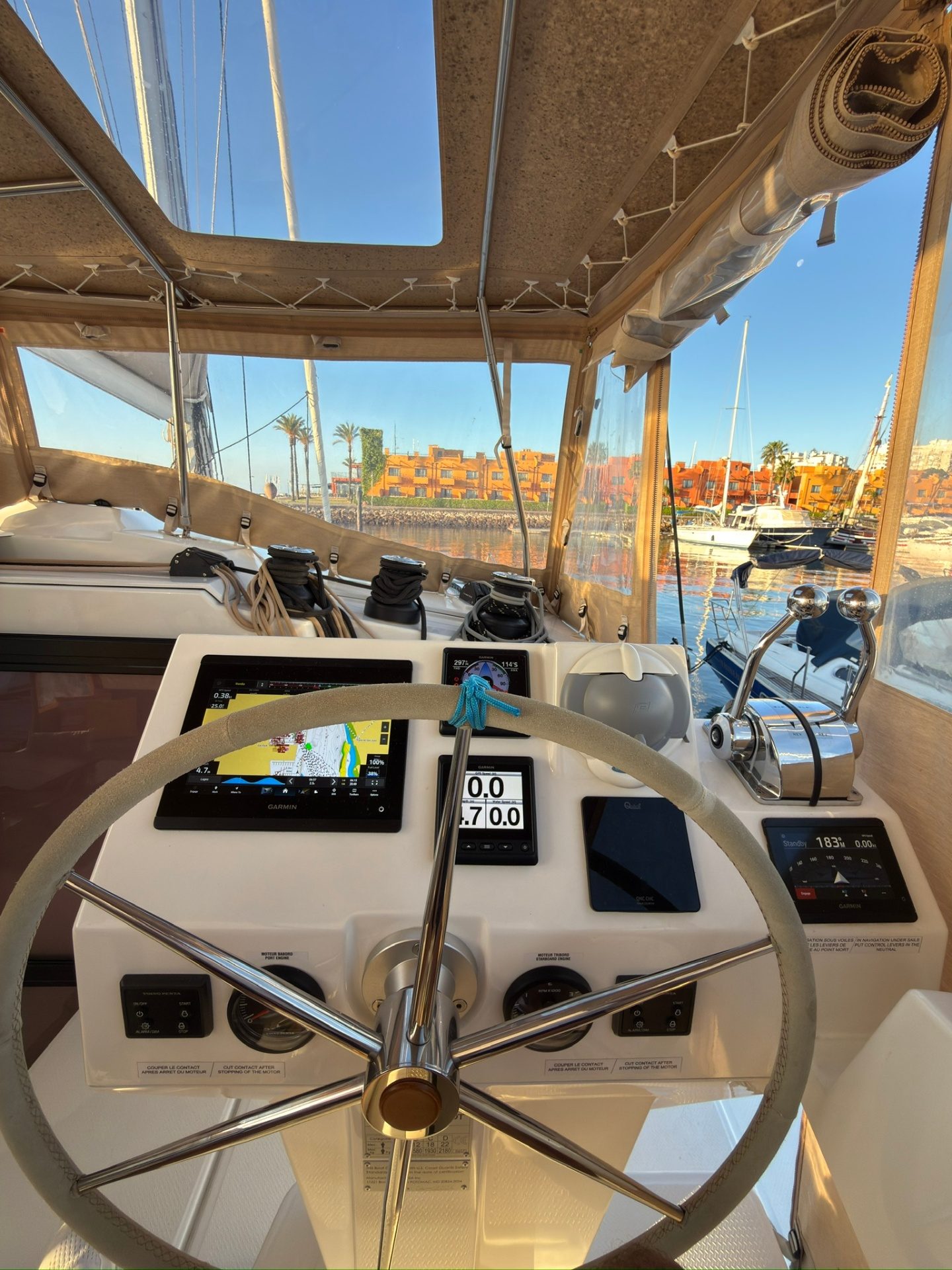 Posto de pilotagem com Garmin, vista da marina