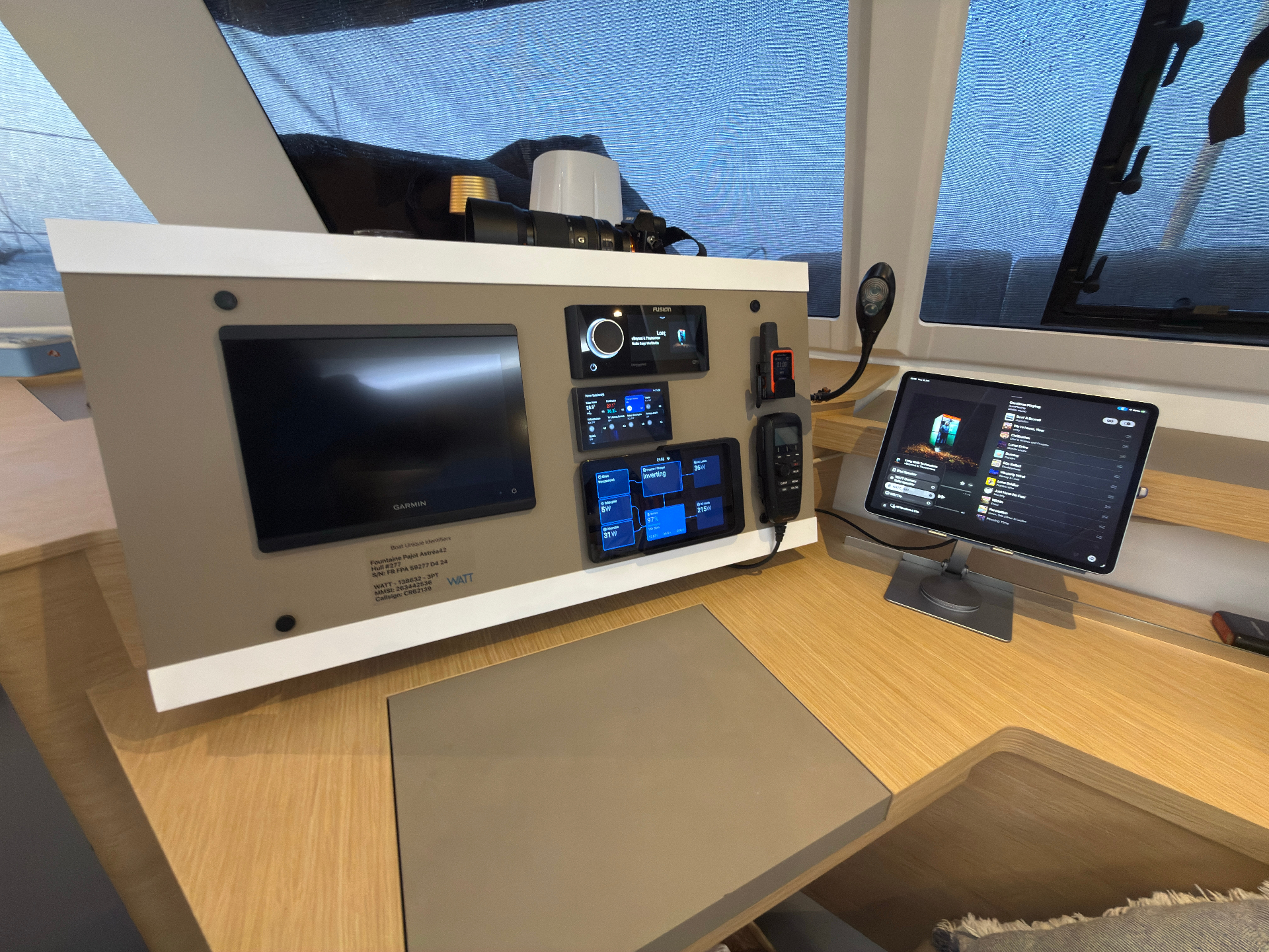 Painel de navegação com Garmin e instrumentos