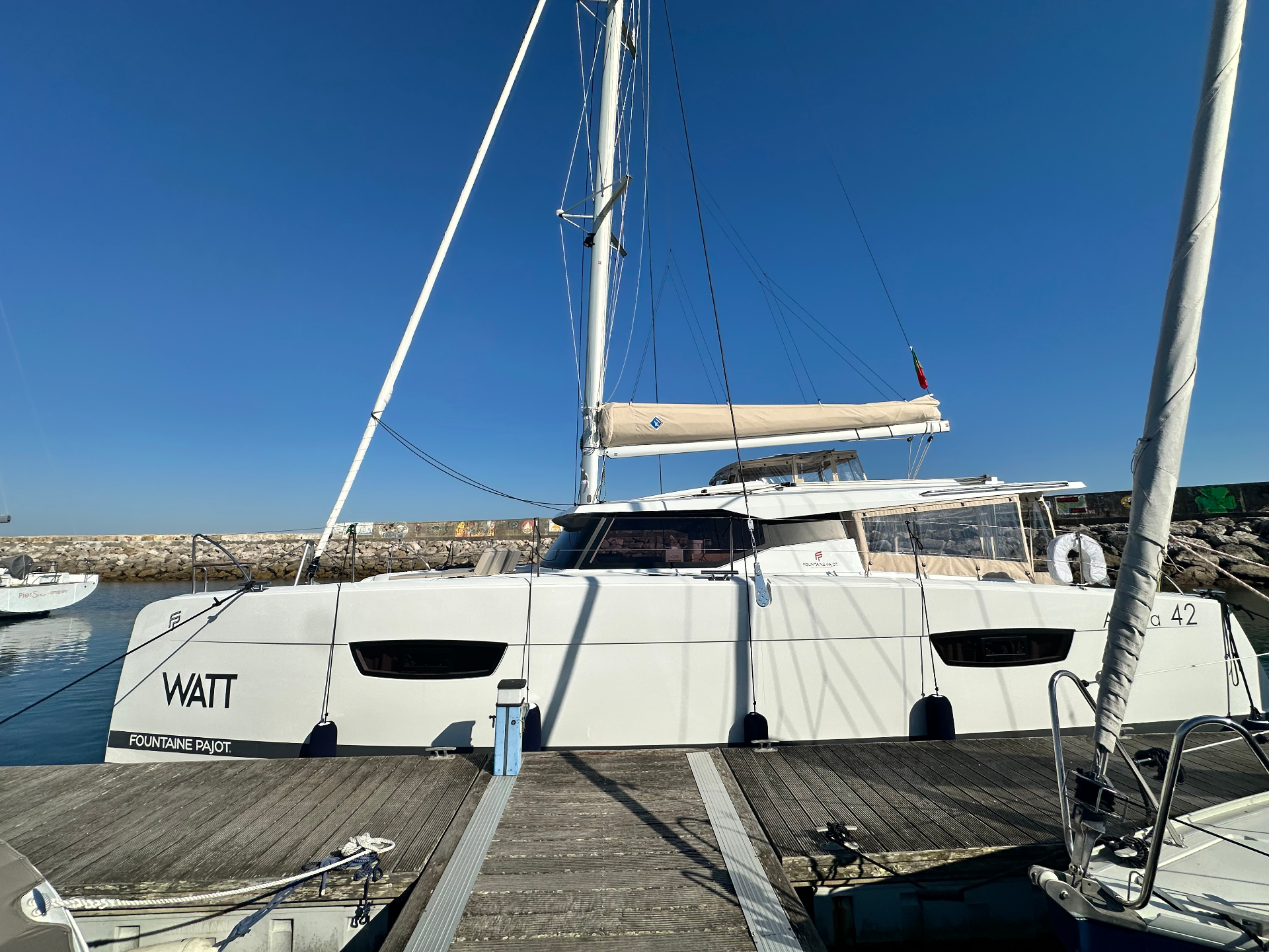 WATT visto de proa atracado na marina