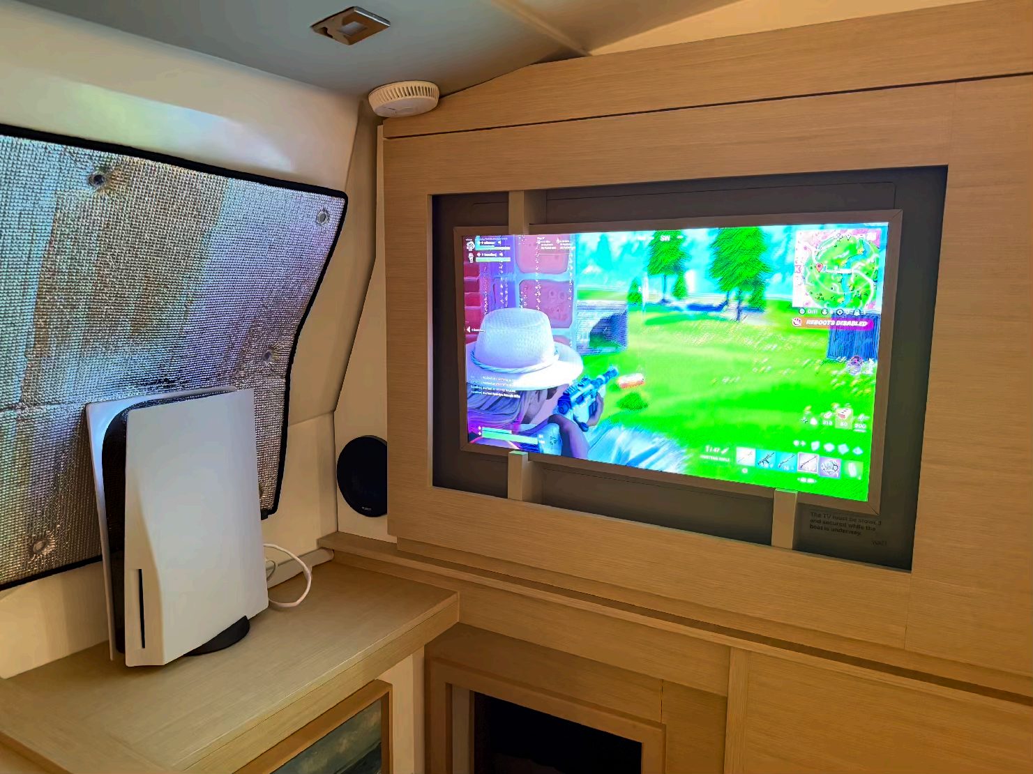 Samsung Frame com PlayStation 5 no salão