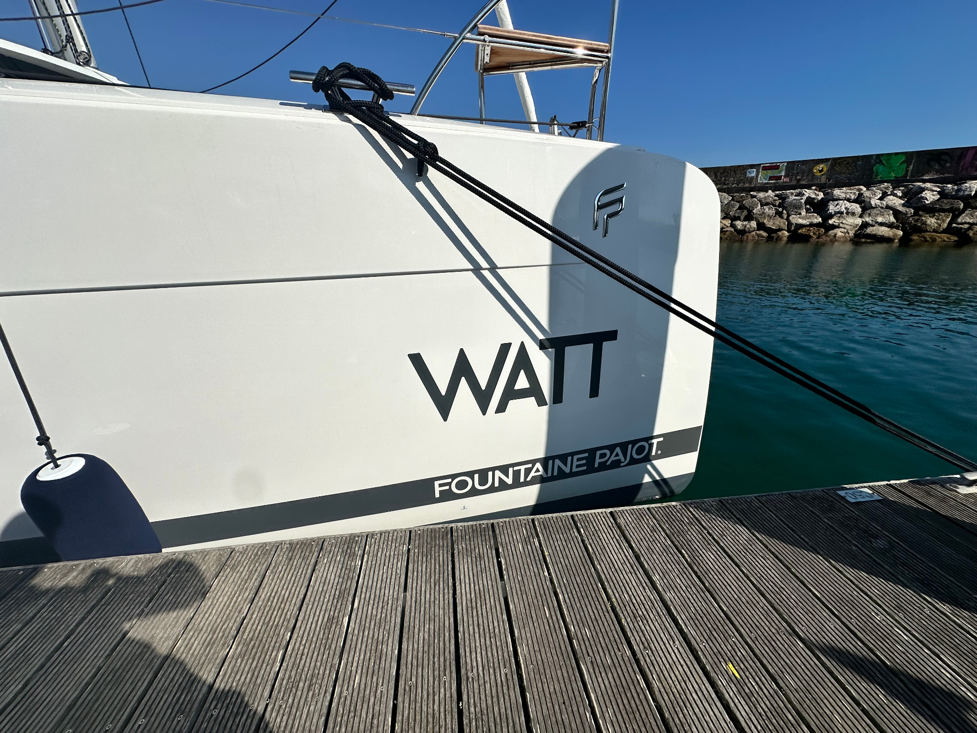 Nome WATT no casco Fountaine Pajot