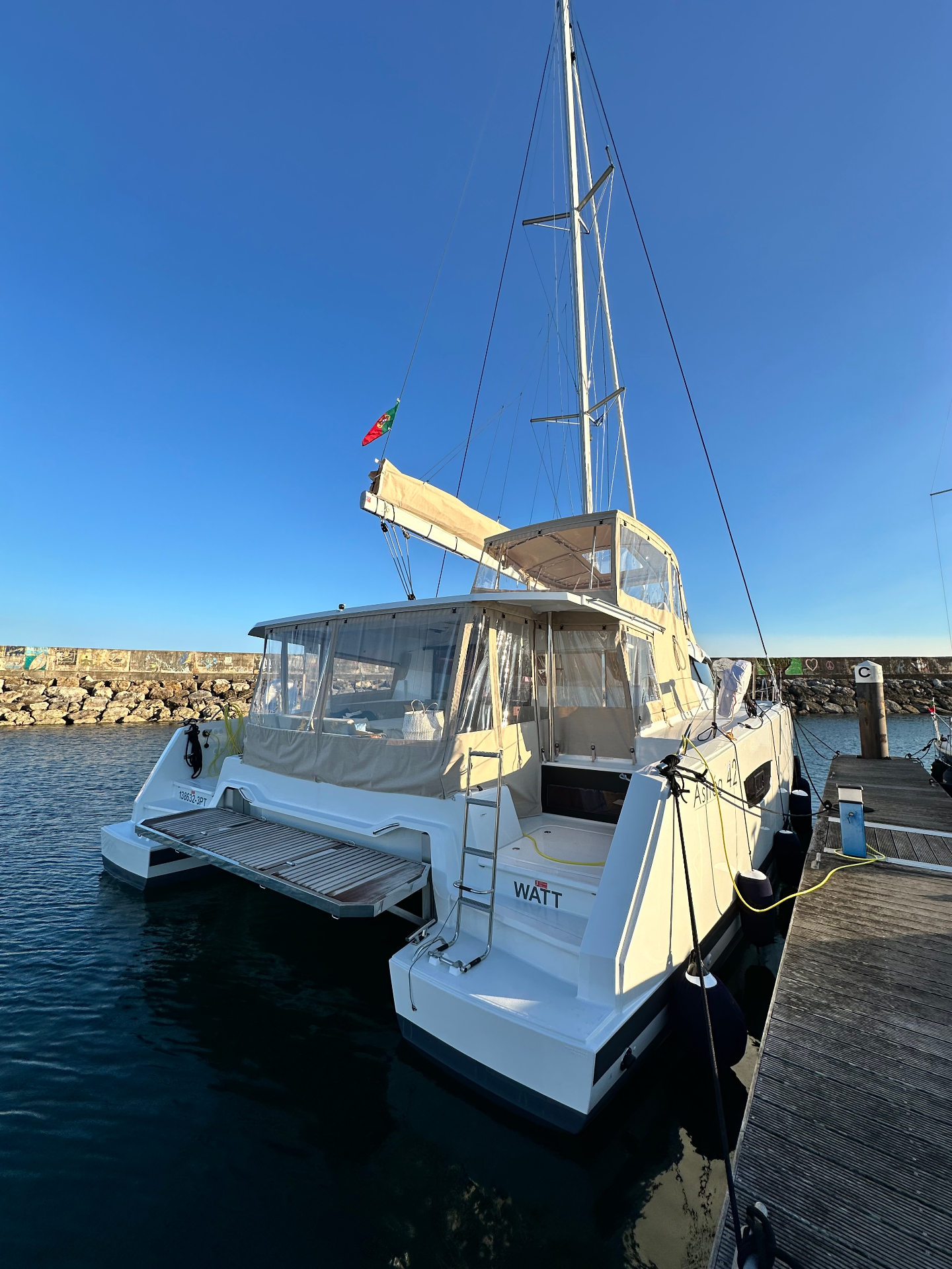 WATT visto de popa atracado na marina