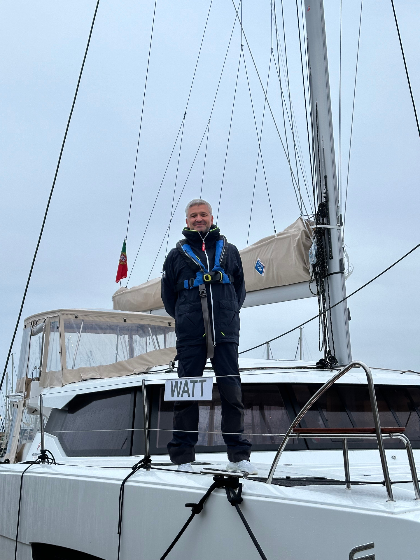 Skipper na proa do WATT com equipamento de navegação