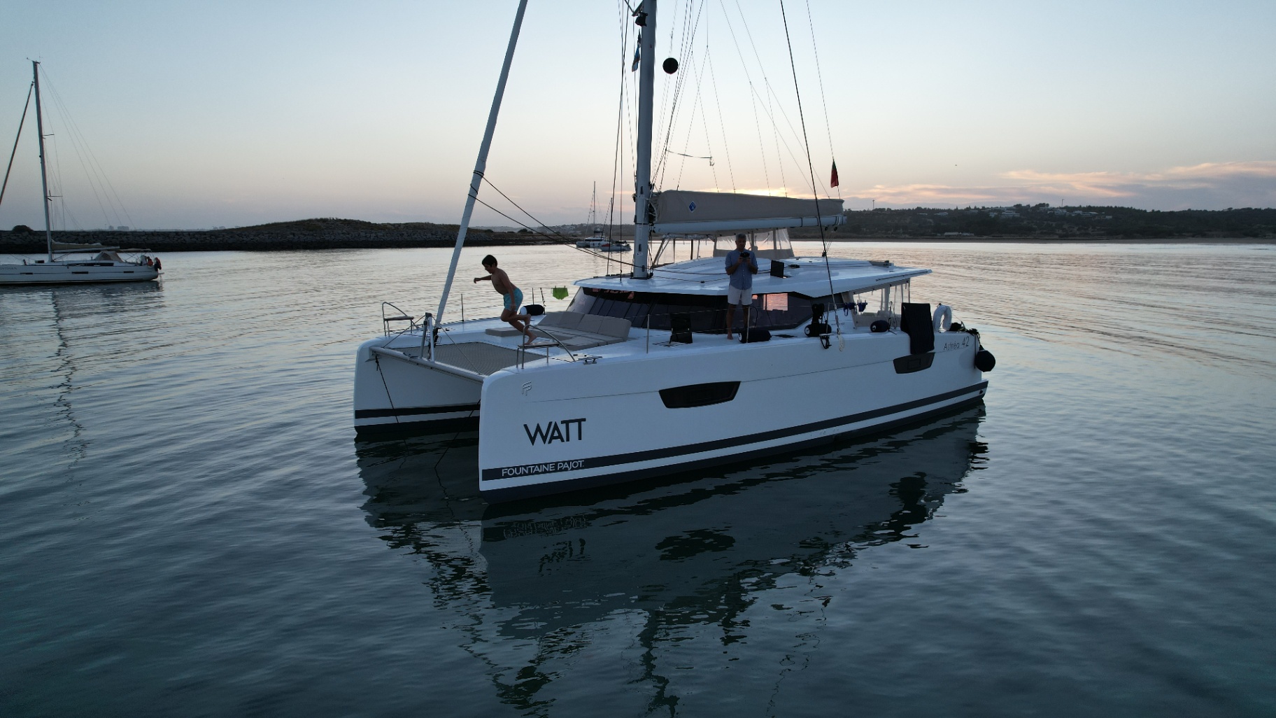 WATT ao entardecer com salto da proa