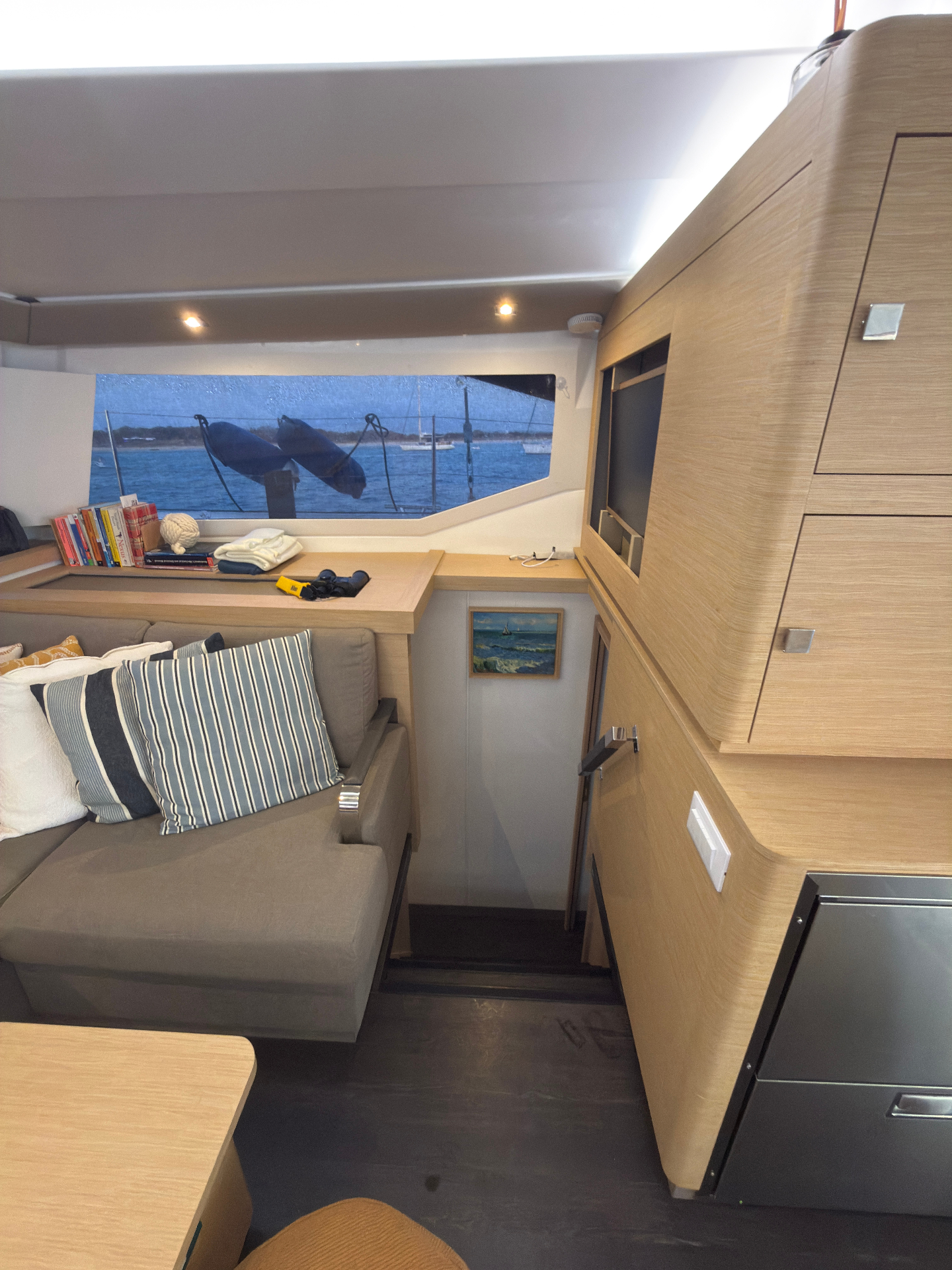 Cabine de estibordo com vista para o salão