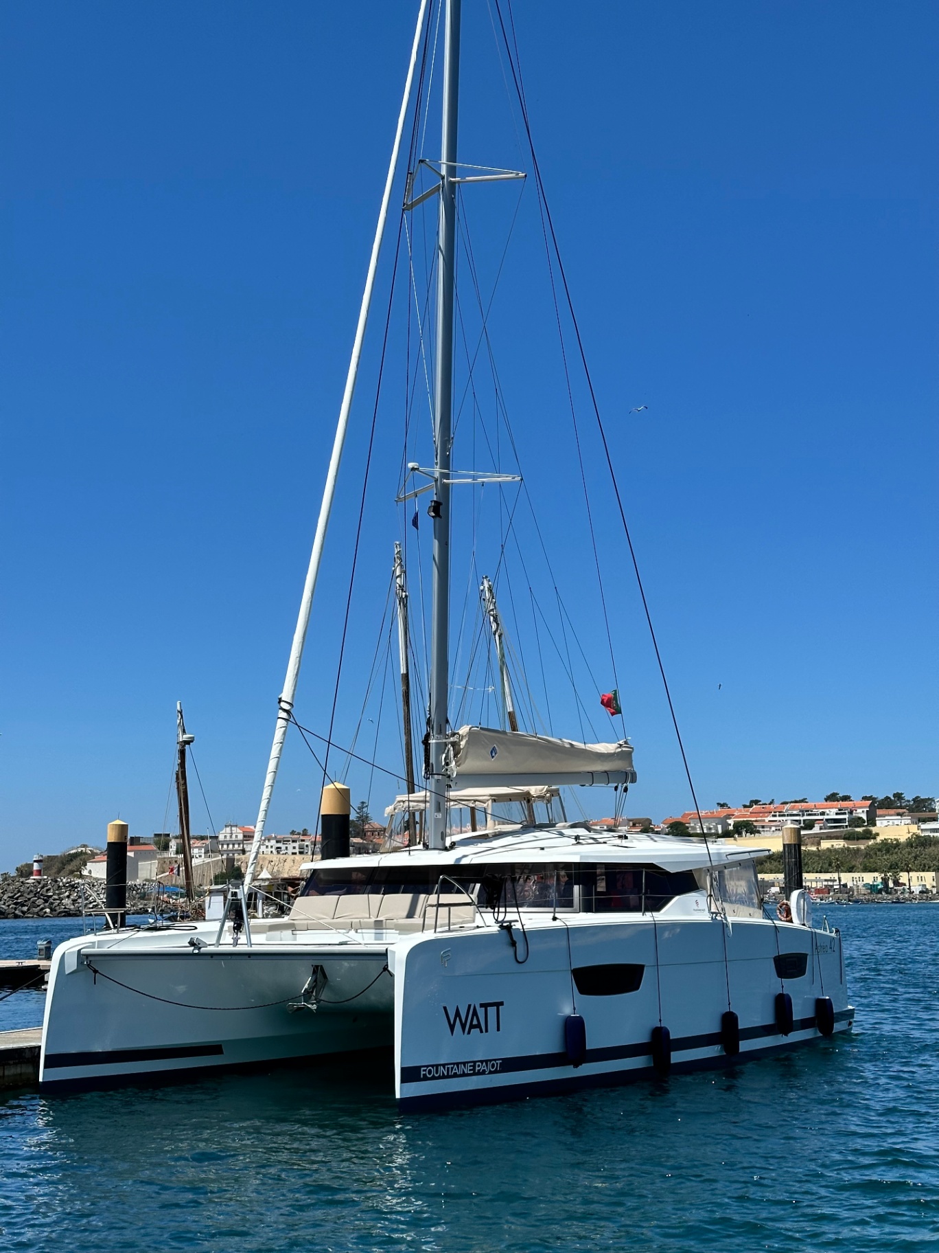 WATT atracado na marina de Sines