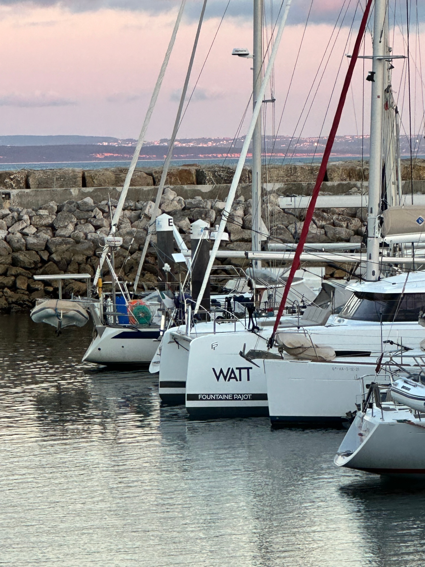 WATT ao entardecer na marina com céu rosado