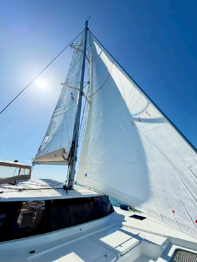 Mesa de cartas com Garmin, Fusion e VHF